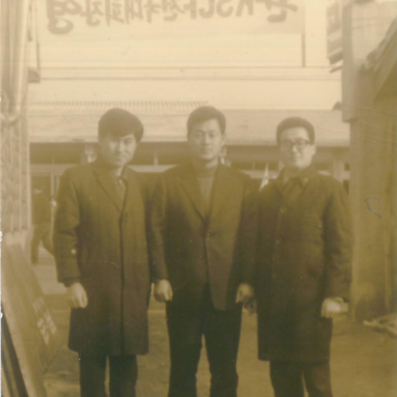 '축 KSCF 전국대회장' 현수막 아래 나란히 선 청년 세 사람.