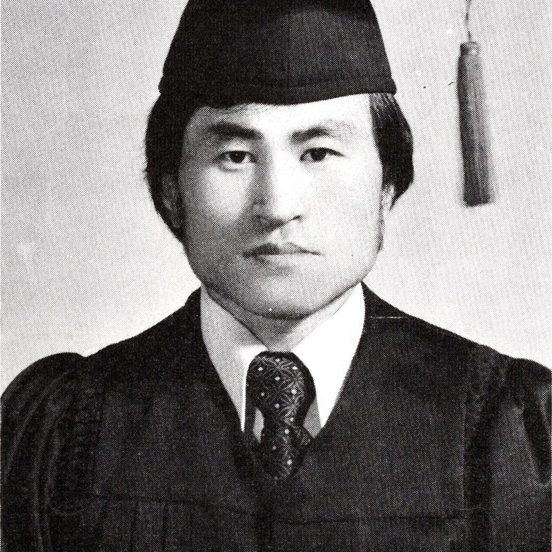 학사모와 학위복 차림의 김영수 졸업앨범 인물사진.